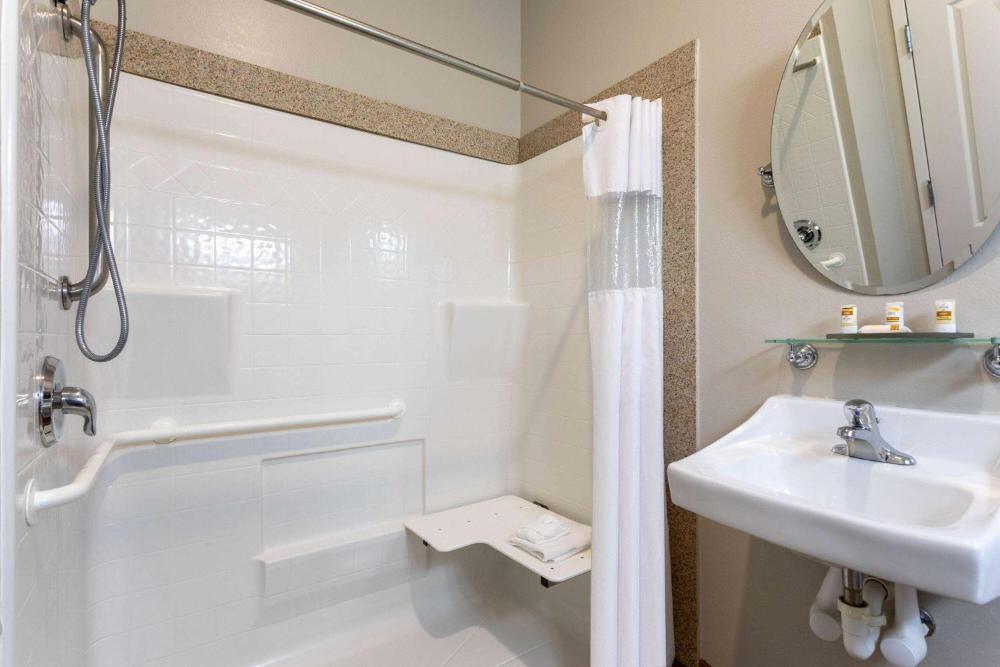 Deluxe King Room with Mobility/Hearing Impaired Access - Non-Smoking interior